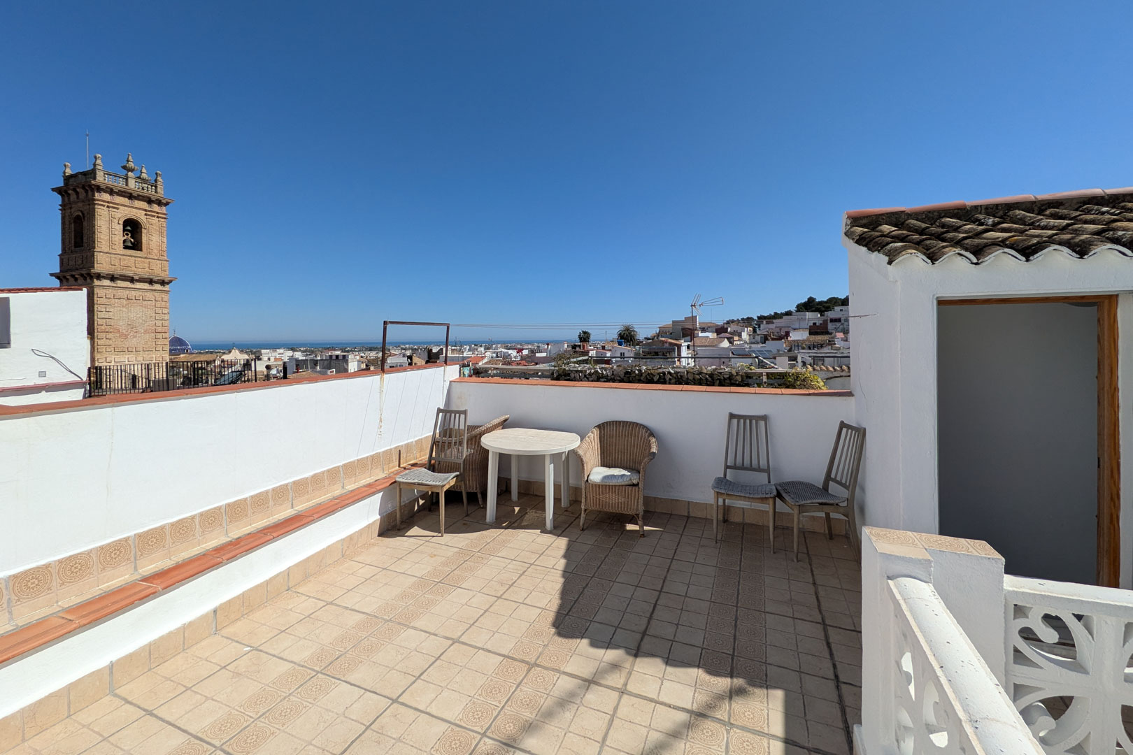 Encanto mediterráneo con terraza panorámica en el corazón de Oliva - 2
