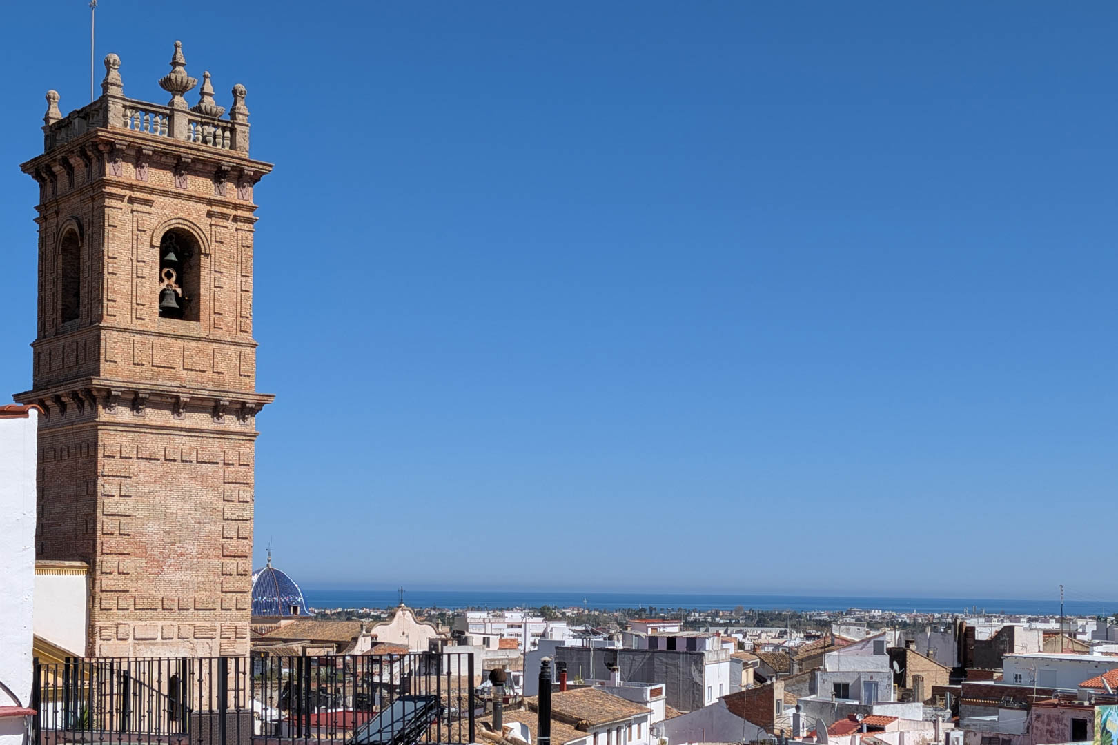 Encanto mediterráneo con terraza panorámica en el corazón de Oliva - 3