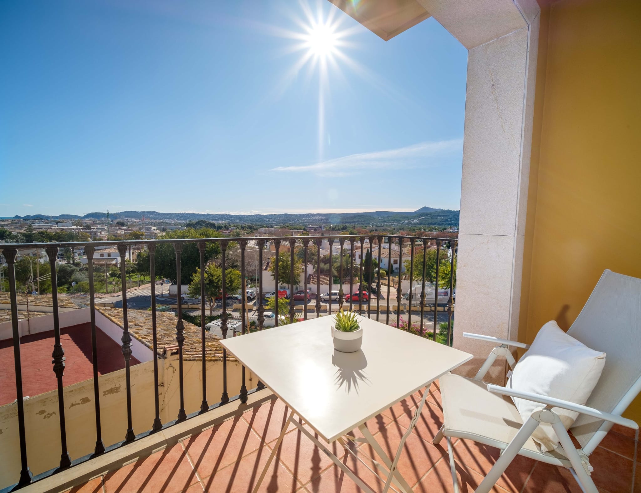 Luminoso piso de 2 dormitorios con vistas abiertas en venta en Javea - 5