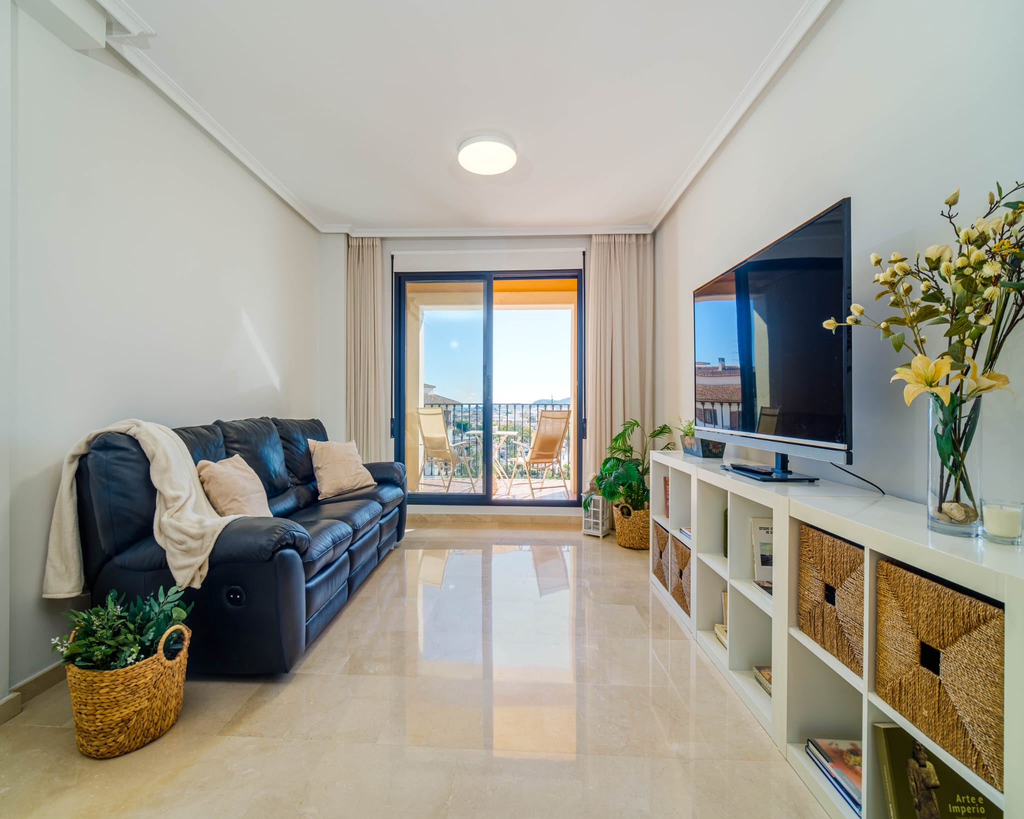 Luminoso piso de 2 dormitorios con vistas abiertas en venta en Javea - 2