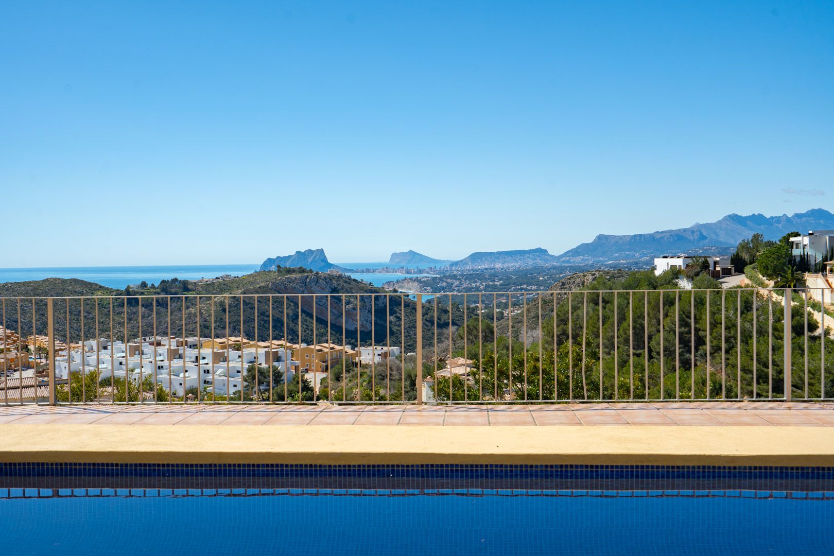 Hermosa villa con vistas panorámicas al mar en venta en cumbres del sol, Benitachell - 2