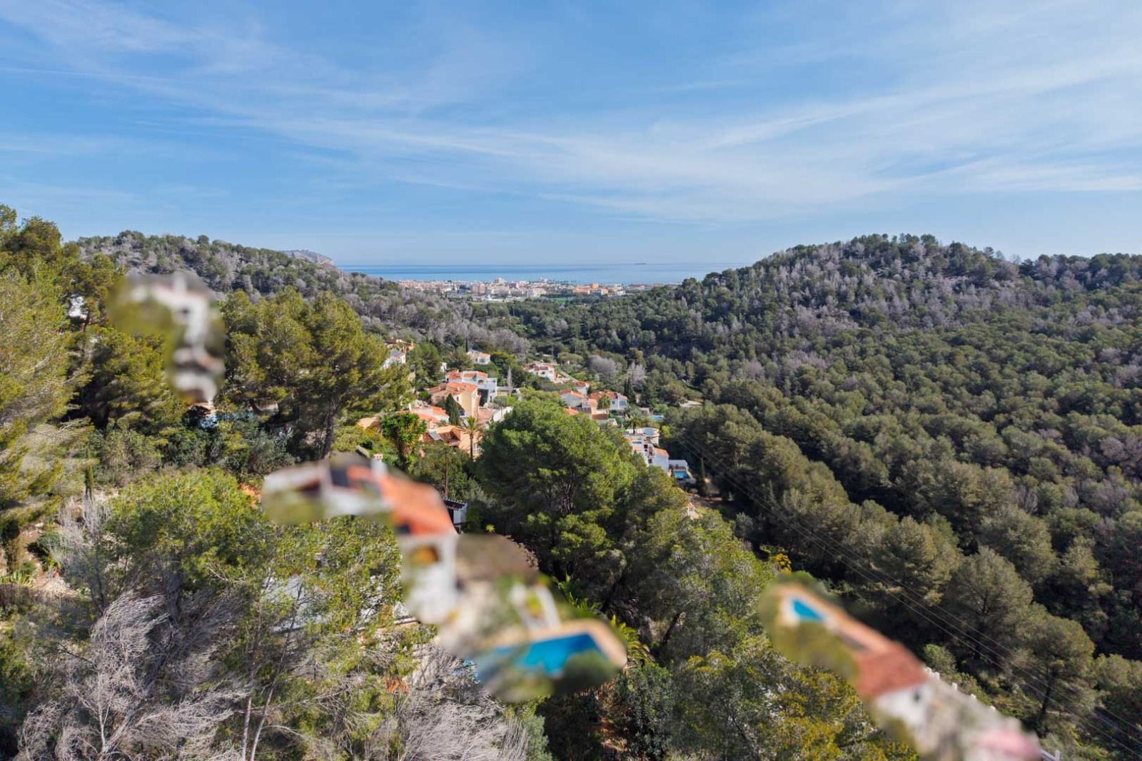 Parcela con vistas al mar en Sol de Este, ubicación tranquila y gran potencial en Jávea - 4