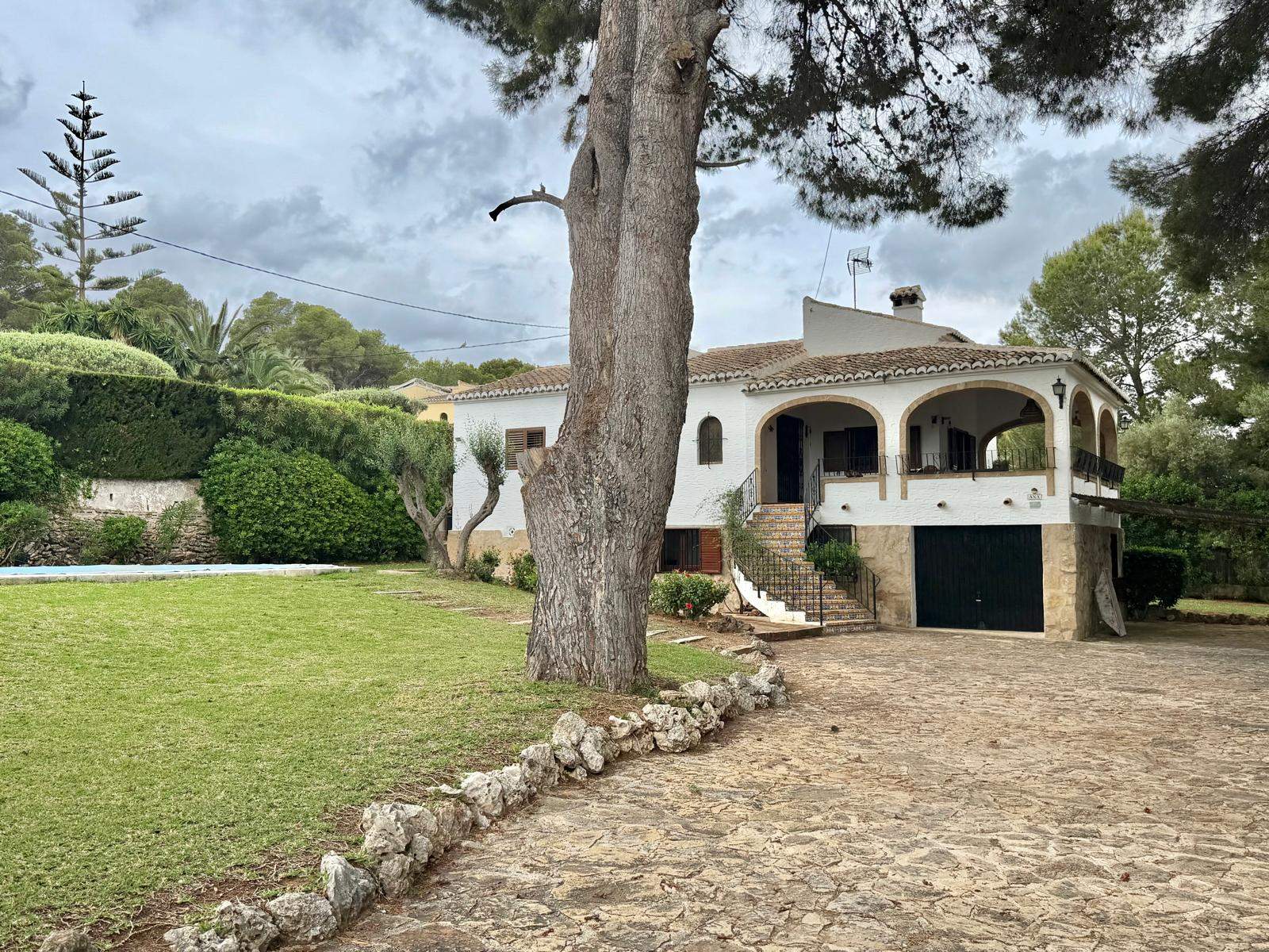 2-4B8K79 - Traditional villa for sale in Javea just a few meters from Arenal beach.