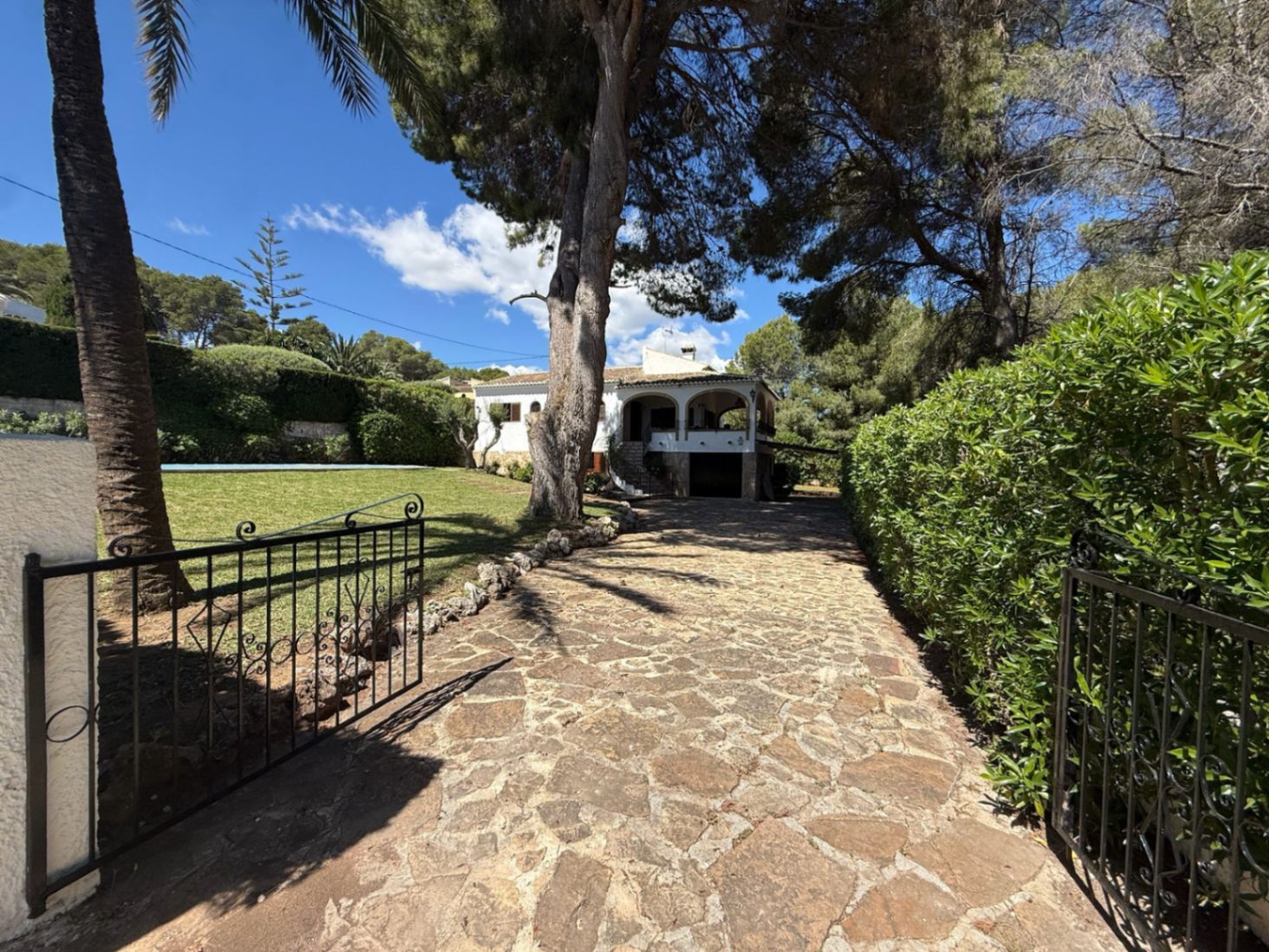 2-4B8K79 - Traditional villa for sale in Javea just a few meters from Arenal beach.