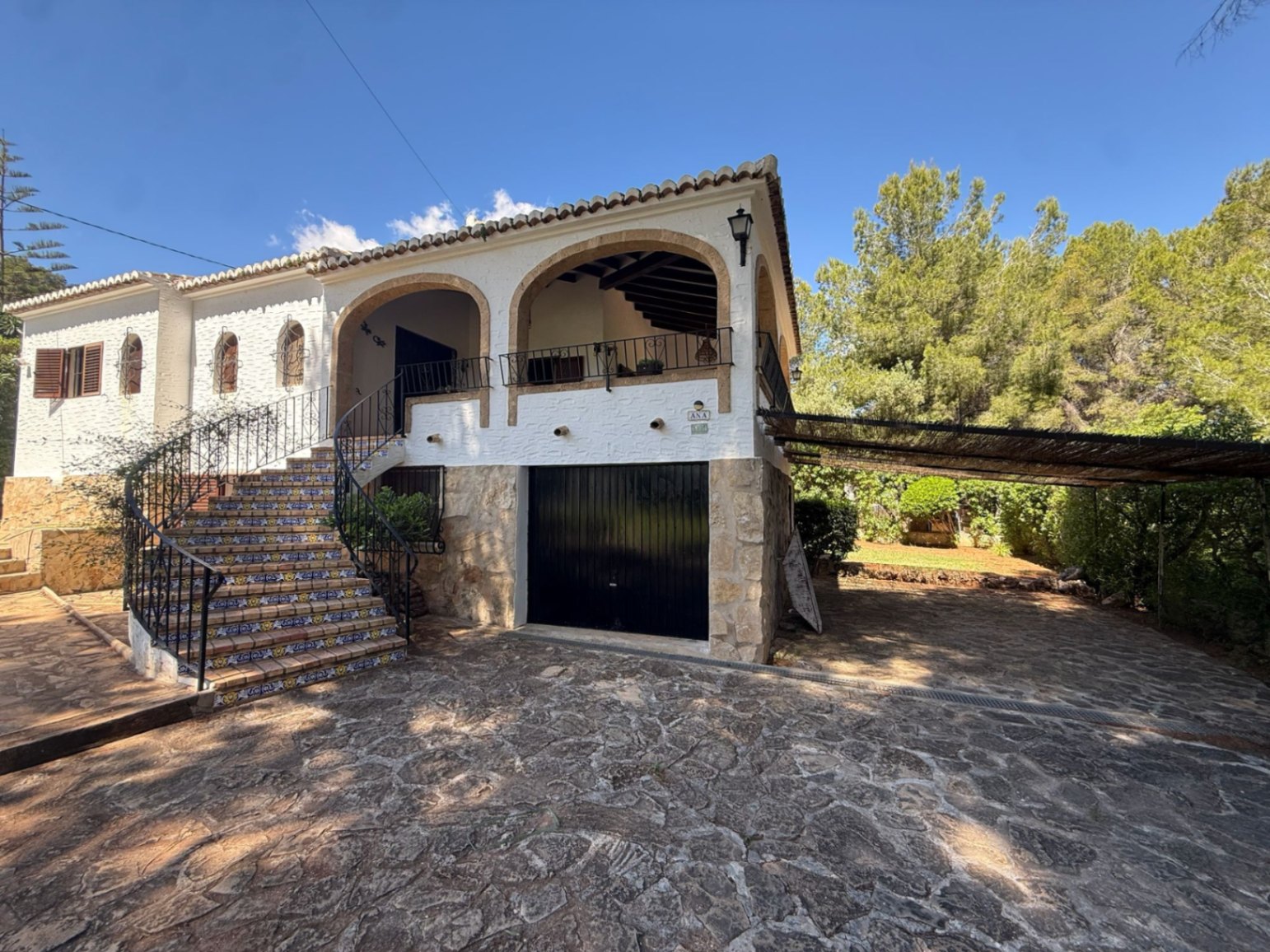 2-4B8K79 - Traditional villa for sale in Javea just a few meters from Arenal beach.