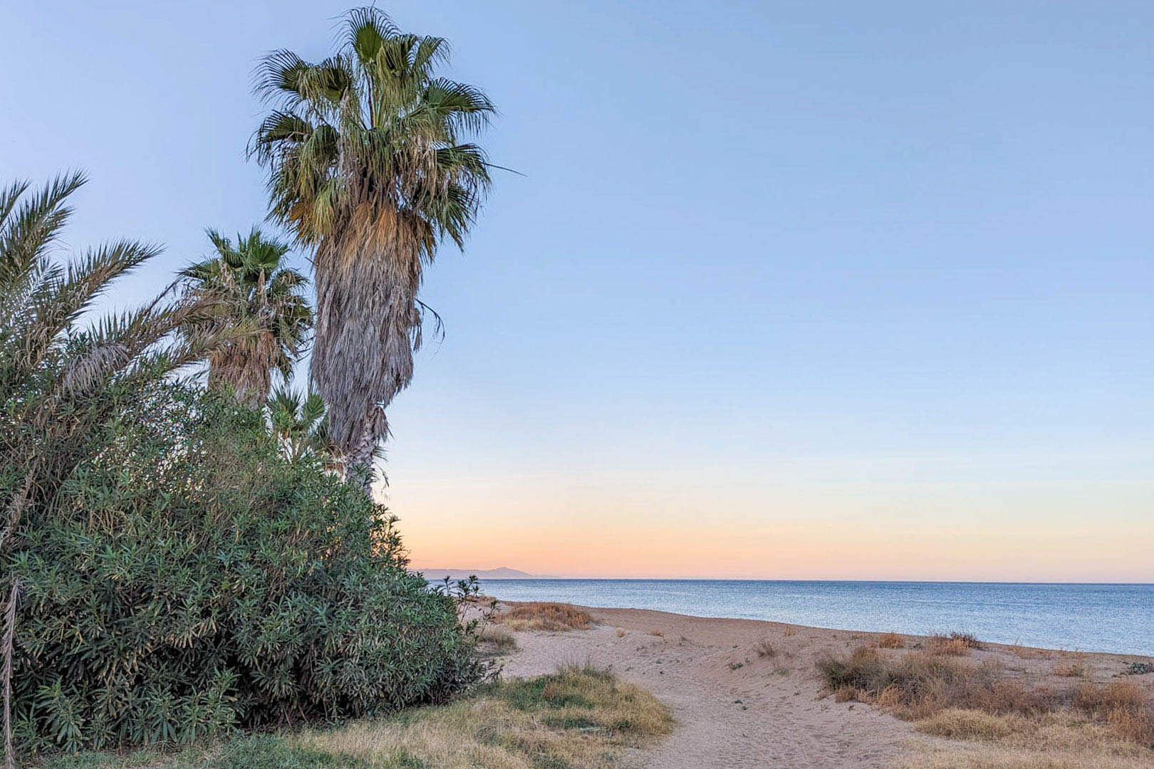2-1ADI3P4 - Charming traditional-style chalet for sale on the beachfront in Denia.