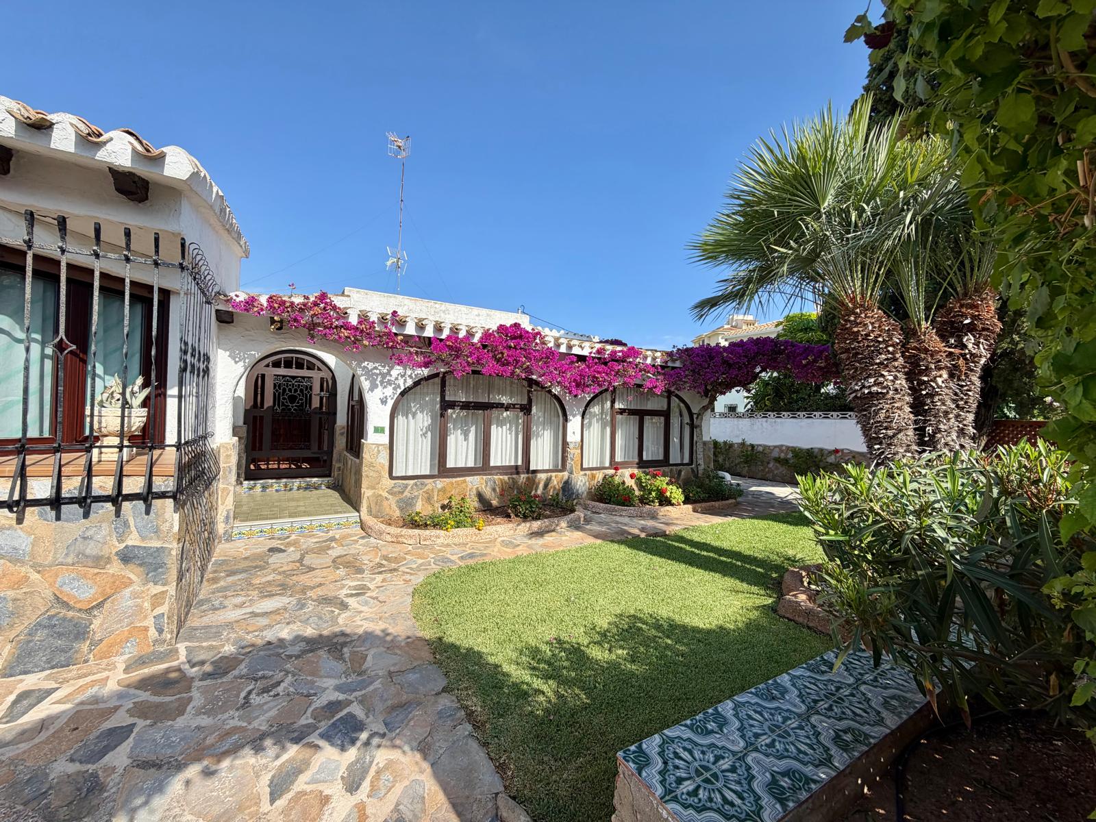 2-1ADI3P4 - Charming traditional-style chalet for sale on the beachfront in Denia.