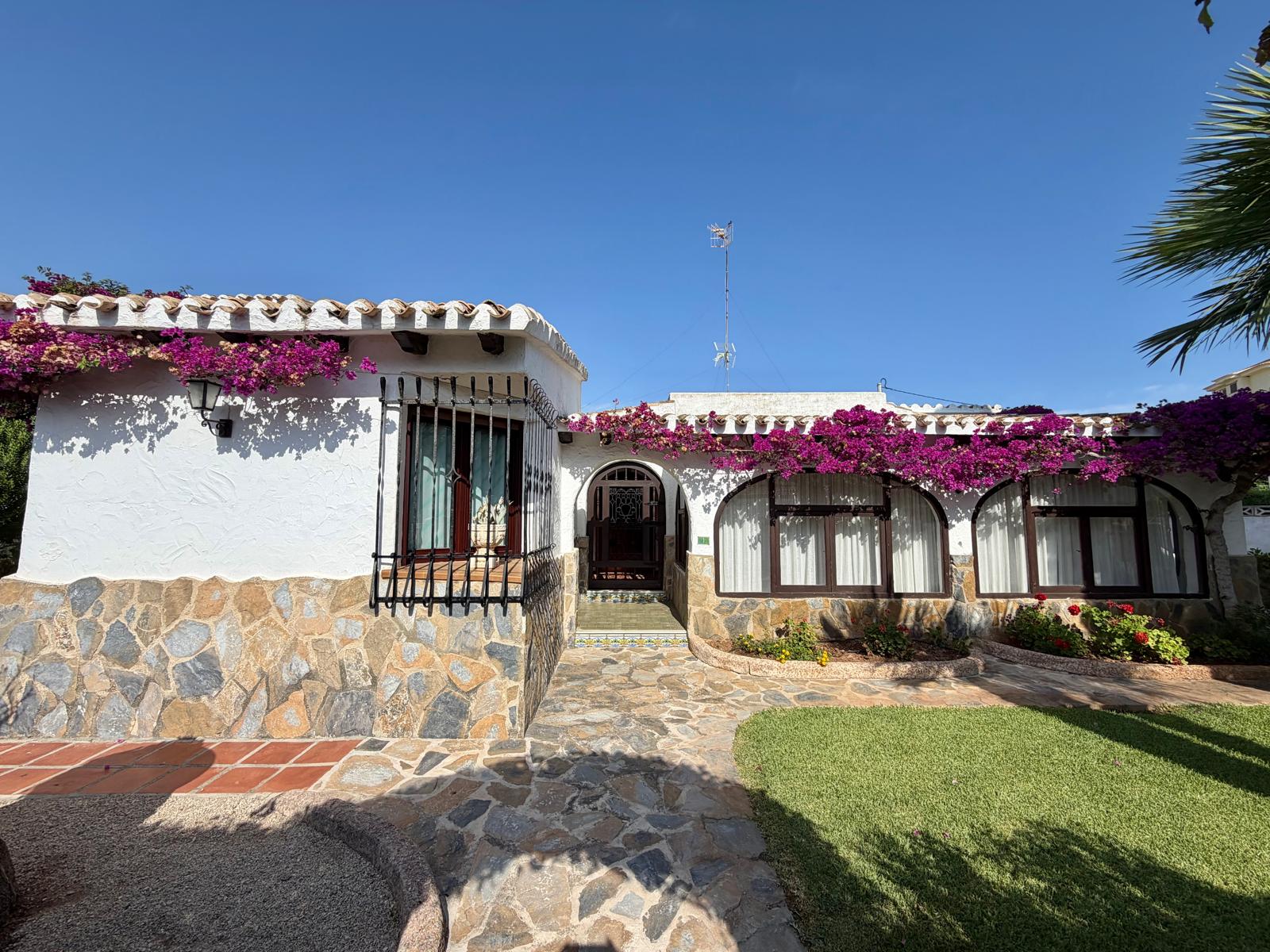 2-1ADI3P4 - Charming traditional-style chalet for sale on the beachfront in Denia.