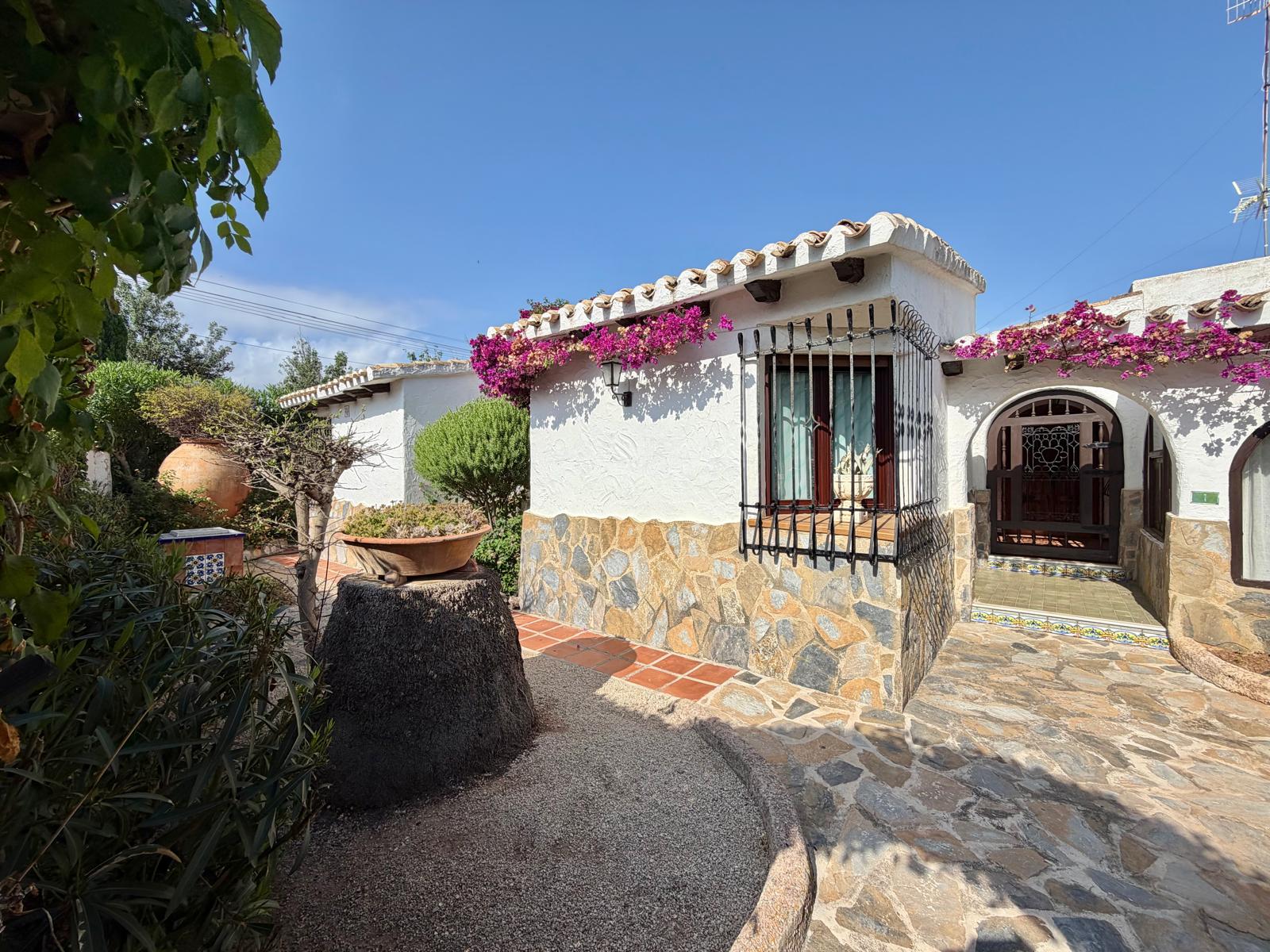 2-1ADI3P4 - Charming traditional-style chalet for sale on the beachfront in Denia.