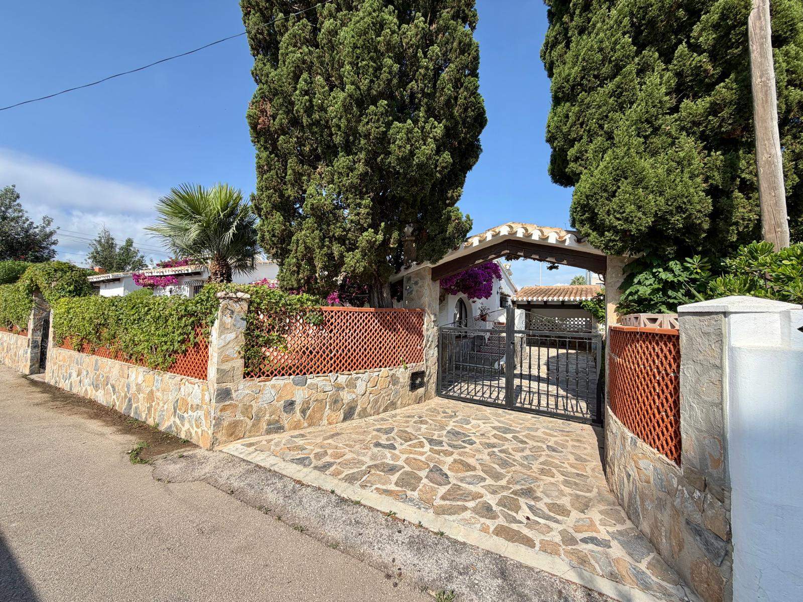2-1ADI3P4 - Charming traditional-style chalet for sale on the beachfront in Denia.