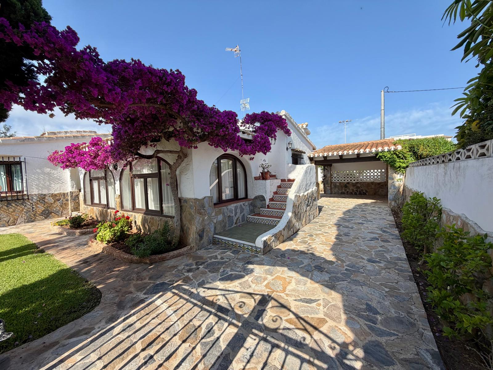 2-1ADI3P4 - Charming traditional-style chalet for sale on the beachfront in Denia.