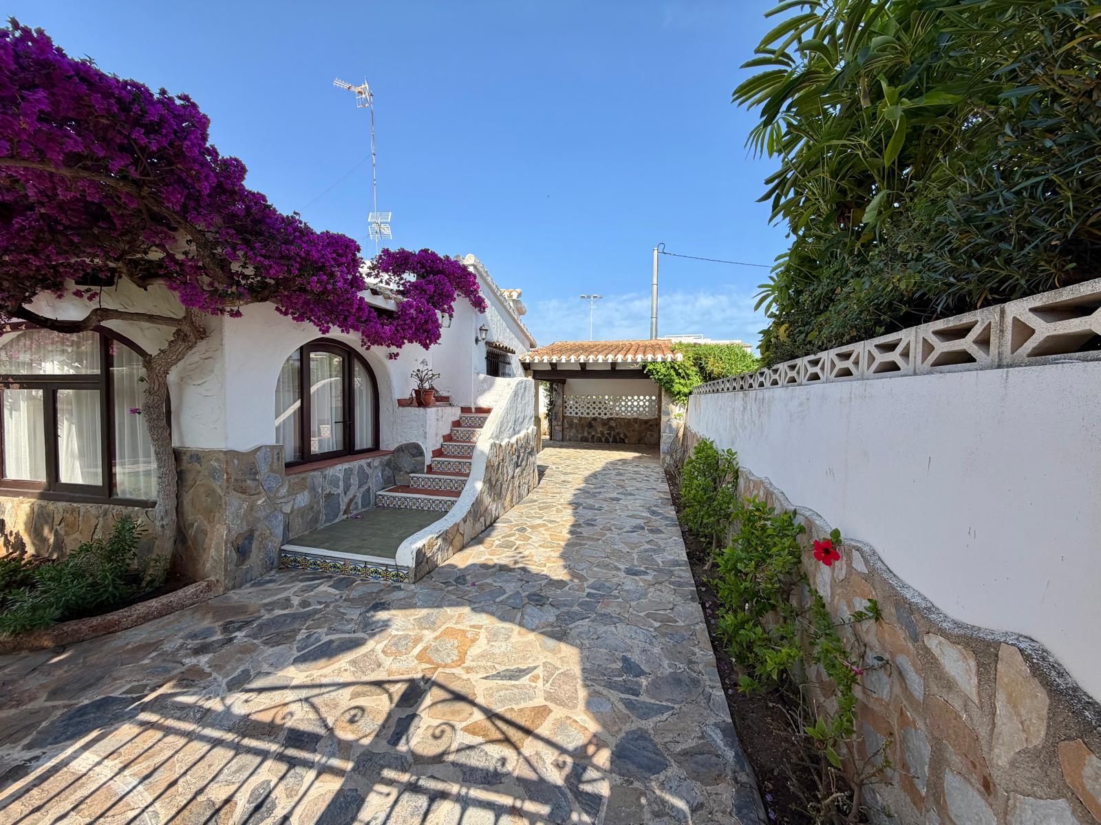 2-1ADI3P4 - Charming traditional-style chalet for sale on the beachfront in Denia.