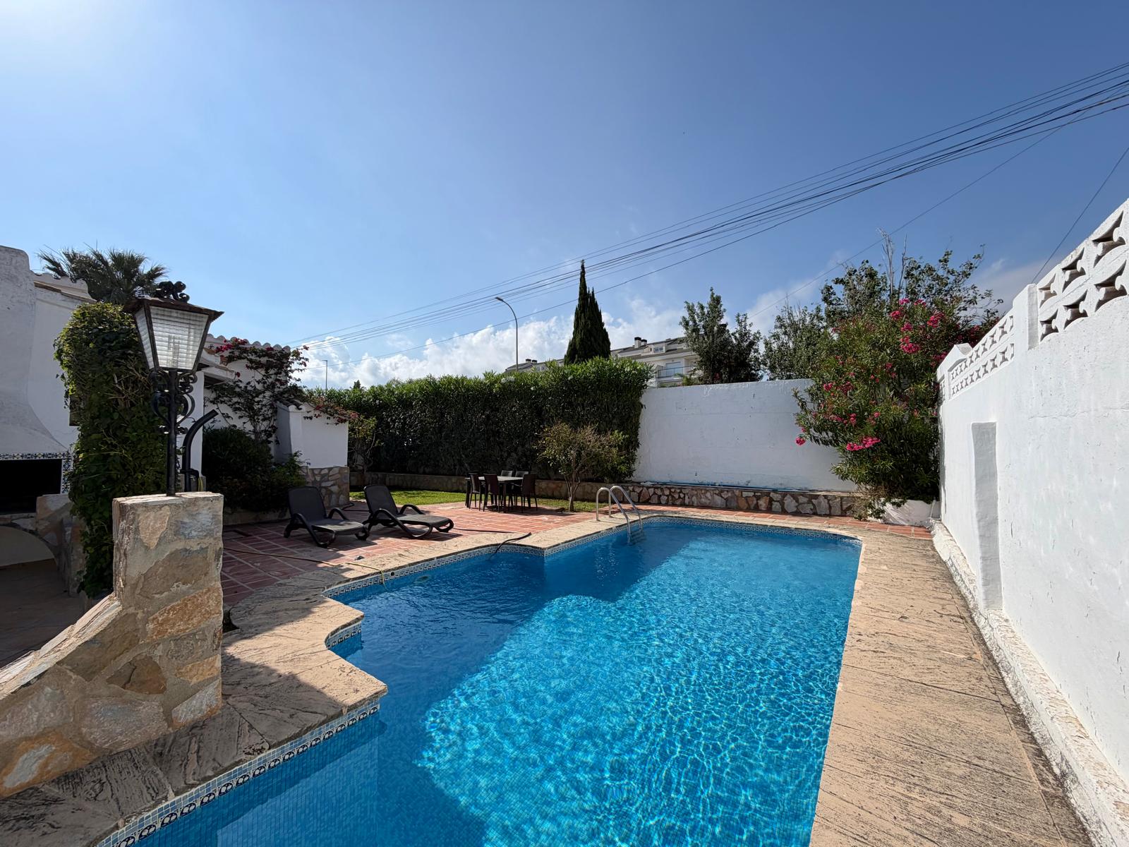 2-1ADI3P4 - Charming traditional-style chalet for sale on the beachfront in Denia.