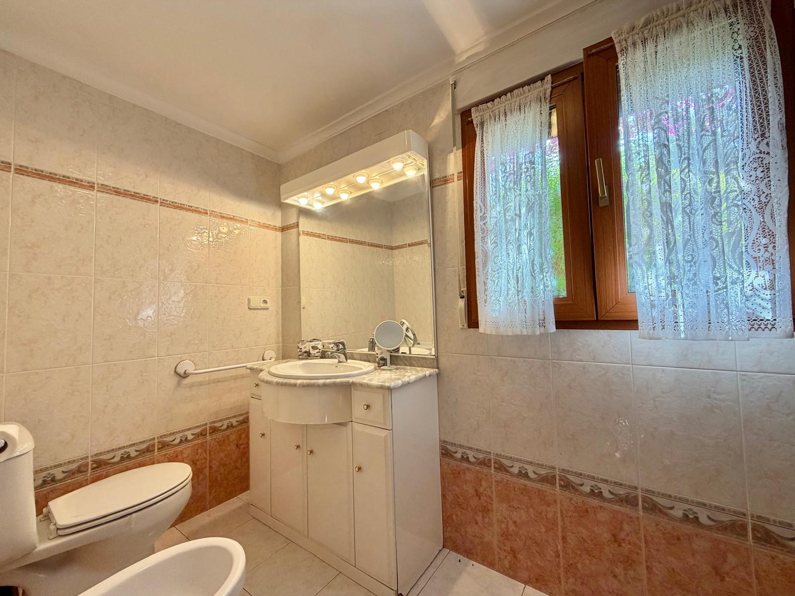 2-1ADI3P4 - Charming traditional-style chalet for sale on the beachfront in Denia.