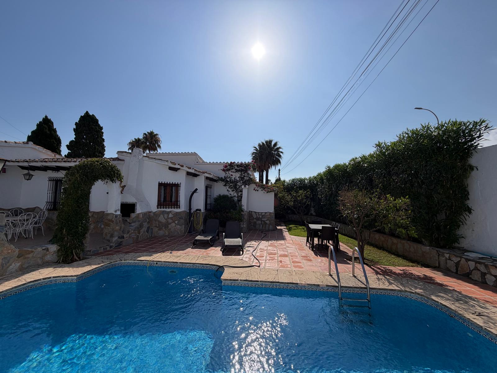 2-1ADI3P4 - Charming traditional-style chalet for sale on the beachfront in Denia.