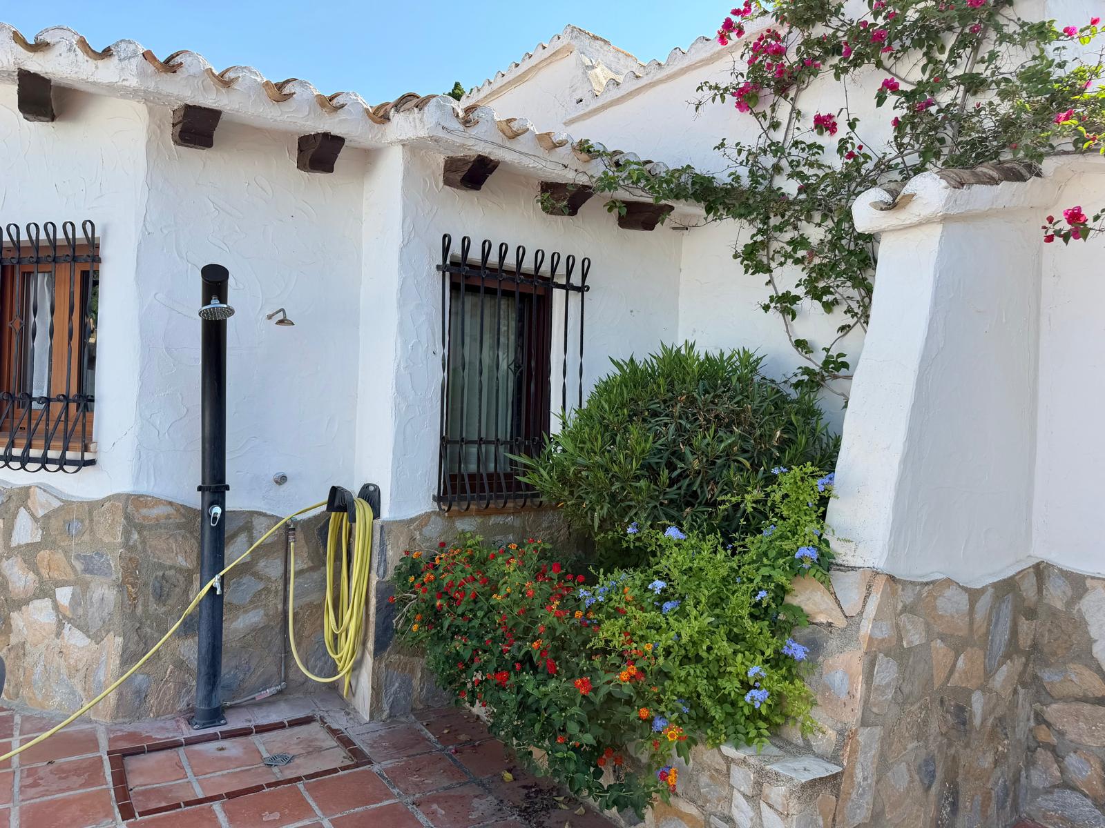 2-1ADI3P4 - Charming traditional-style chalet for sale on the beachfront in Denia.