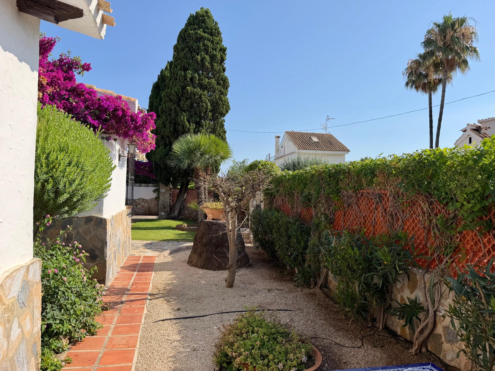 2-1ADI3P4 - Charming traditional-style chalet for sale on the beachfront in Denia.