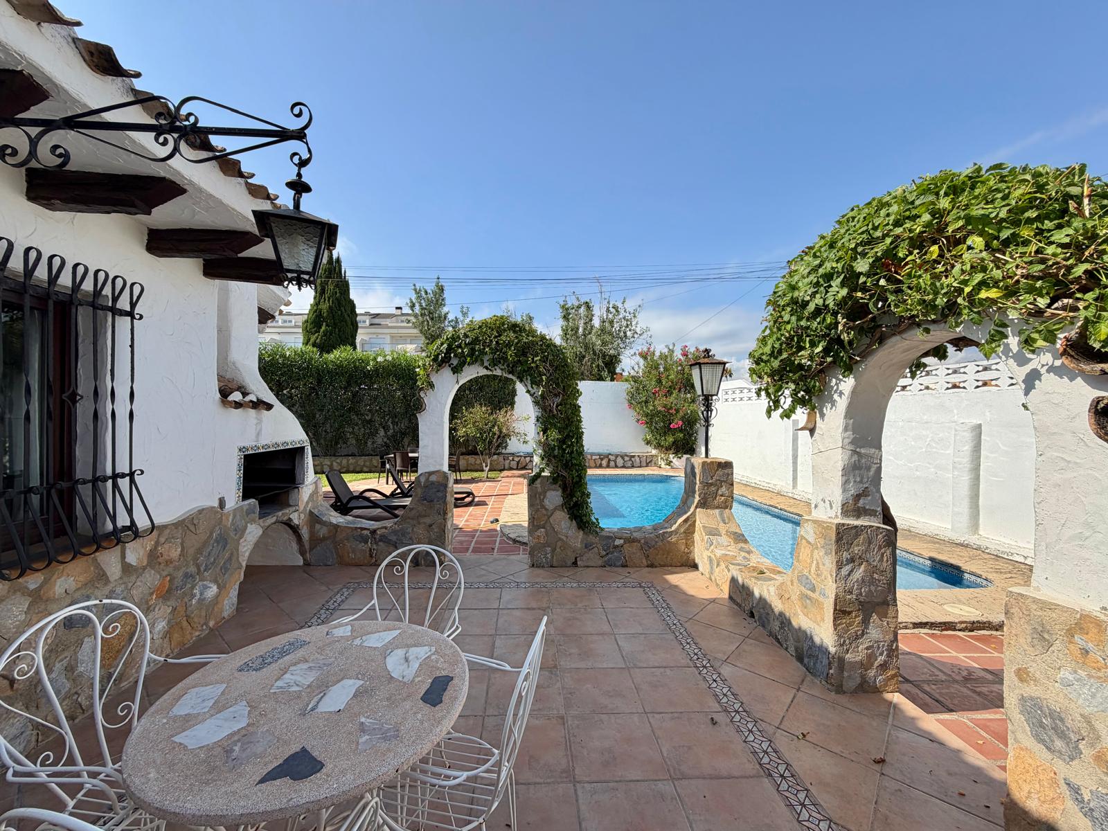 2-1ADI3P4 - Charming traditional-style chalet for sale on the beachfront in Denia.