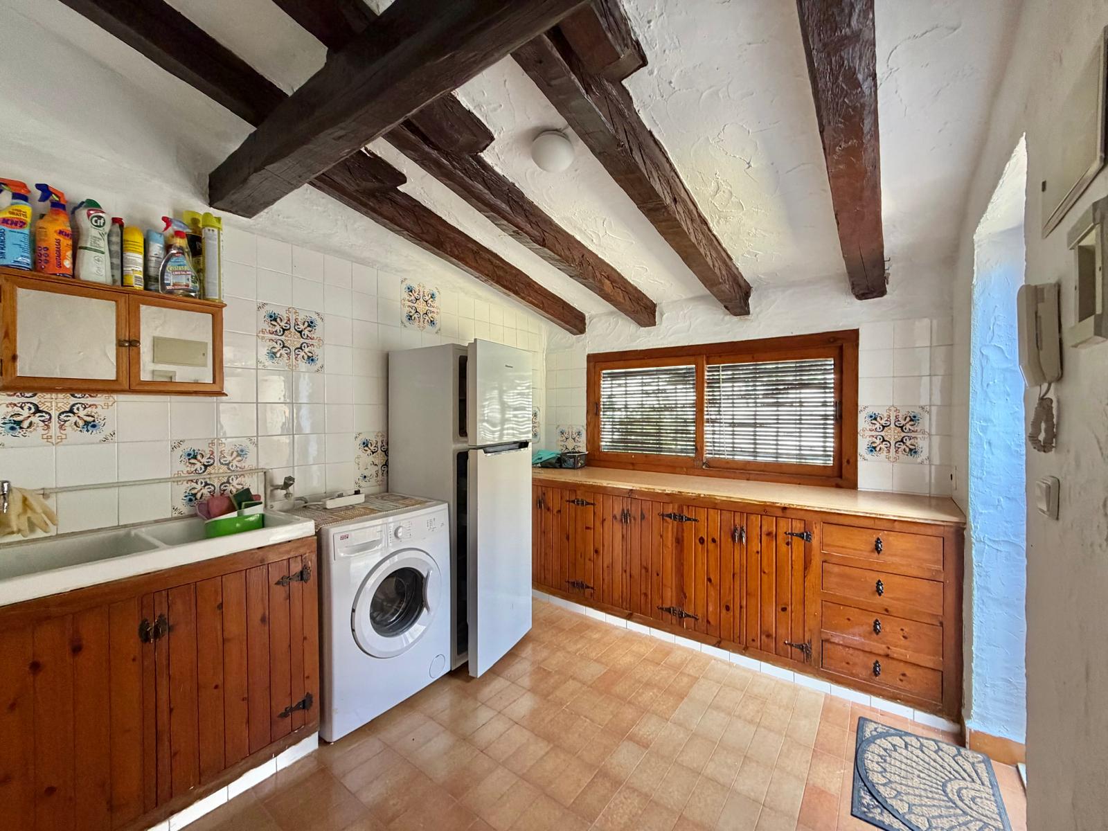 2-1ADI3P4 - Charming traditional-style chalet for sale on the beachfront in Denia.