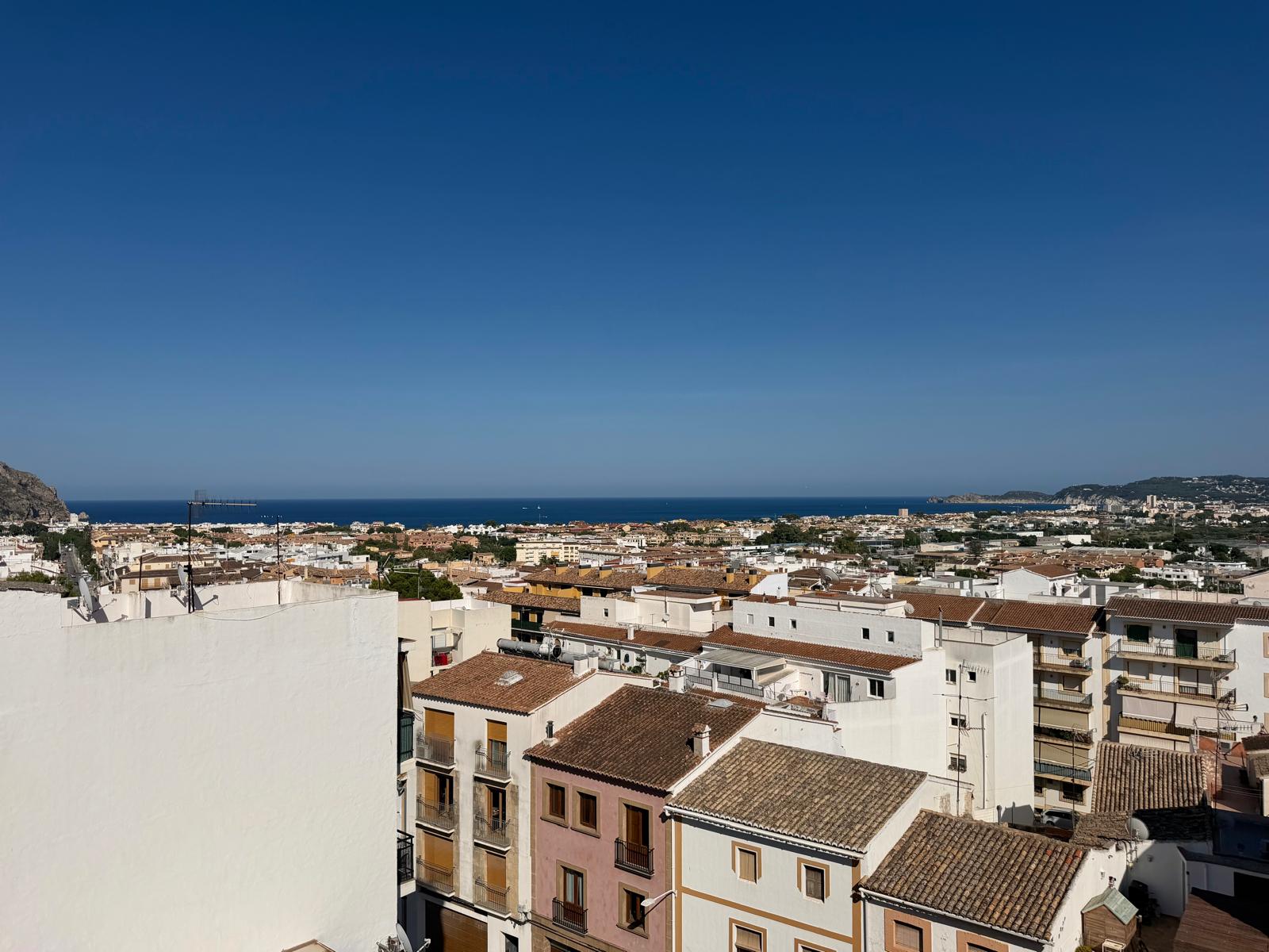 2-1O1CNV7 - Appartement rénové à vendre à Jávea, au centre-ville.