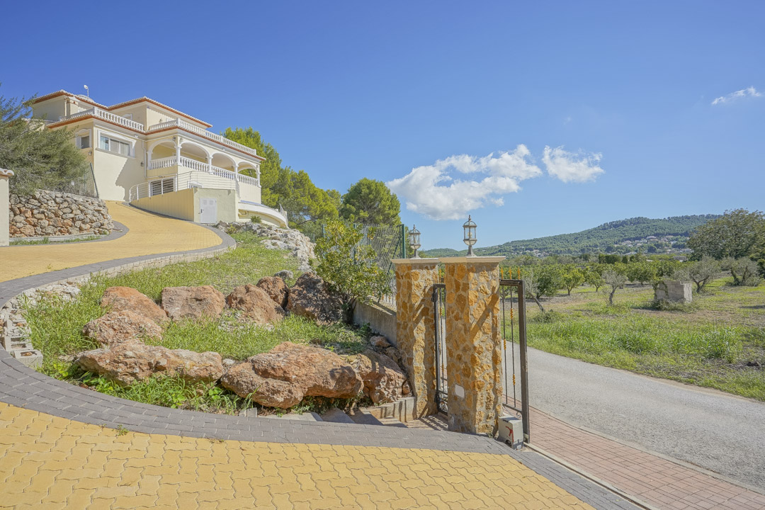 Prachtige villa met panoramisch uitzicht te koop in Jávea