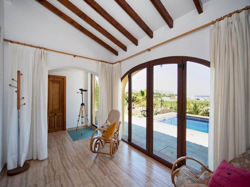 Bella villa spaziosa con vista sul mare in vendita a pochi passi dal villaggio di Moraira