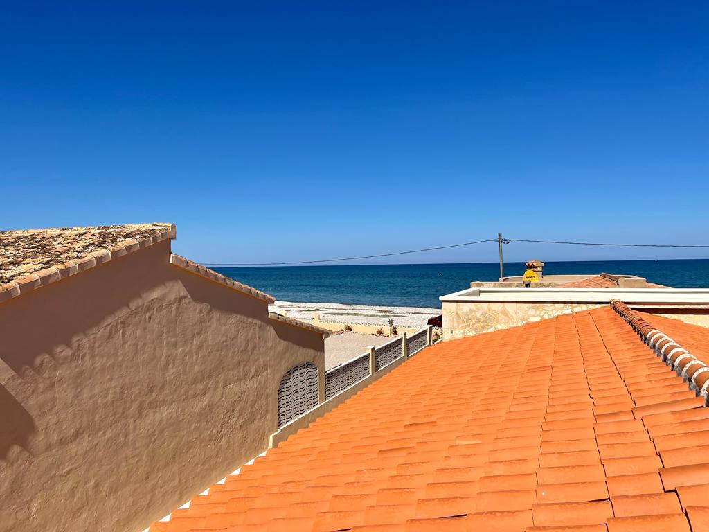 Chalet adosado a 30 metros del mar en venta en Denia