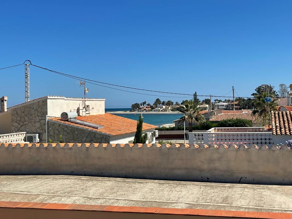 Chalet adosado a 30 metros del mar en venta en Denia