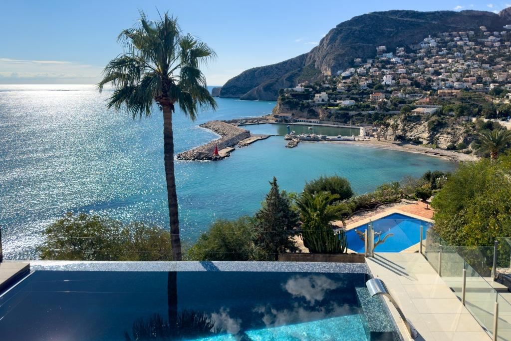 Luxury villa for sale in Calpe on the seafront