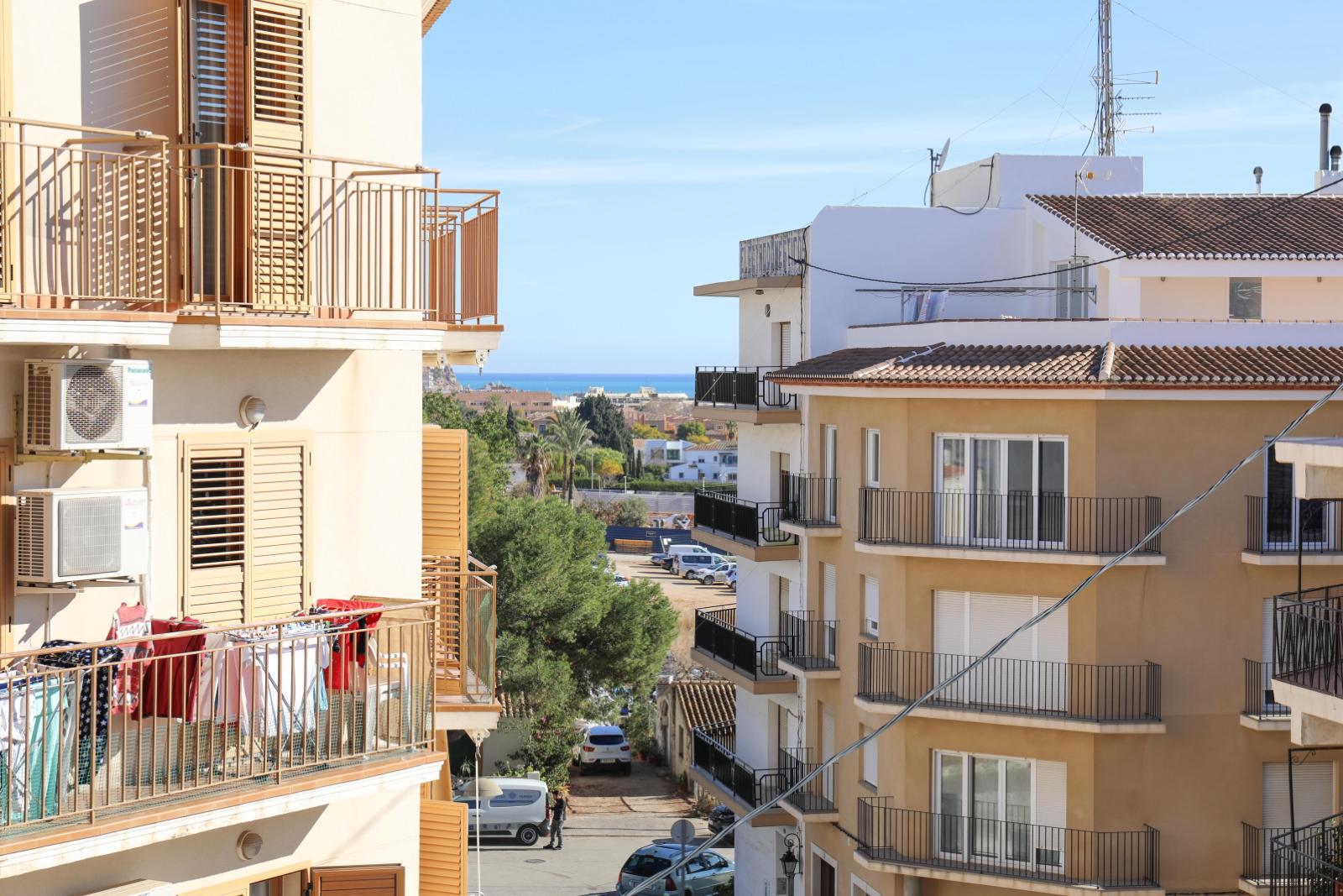 Bright 2-bedroom apartment for sale in the village of Javea