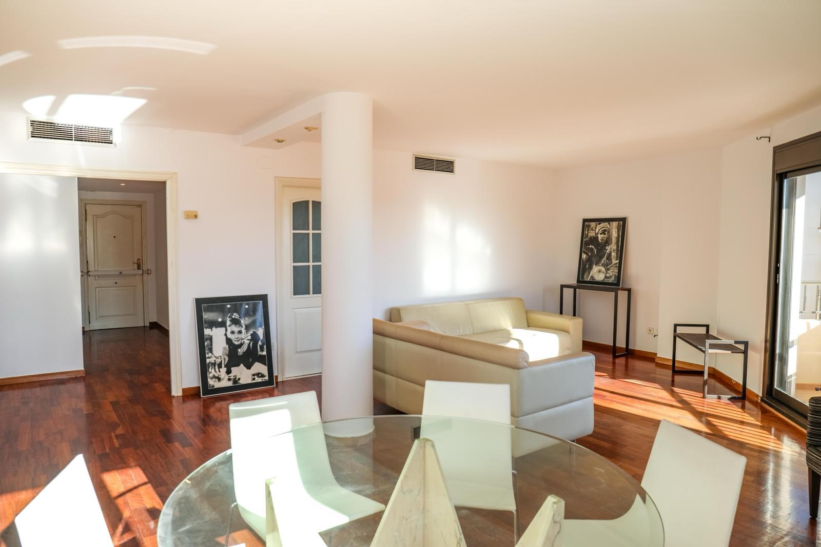 Luminoso apartamento de 2 dormitorios en venta en el pueblo de Javea