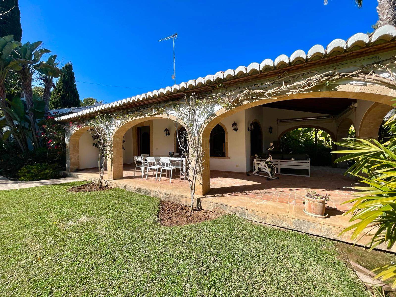 Villa soleada en venta en el Tosalet de Javea