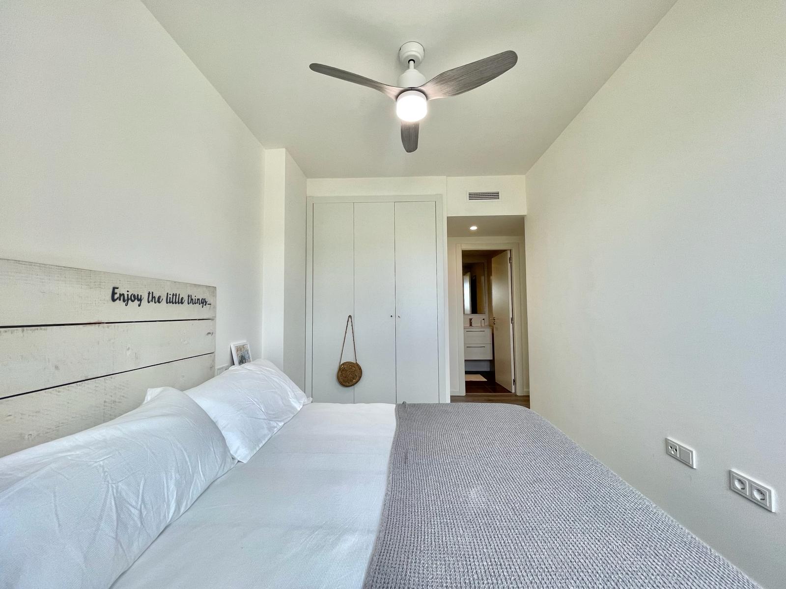 Luminoso piso de 3 dormitorios con vistas al Montgo en venta en Javea con parking y trastero