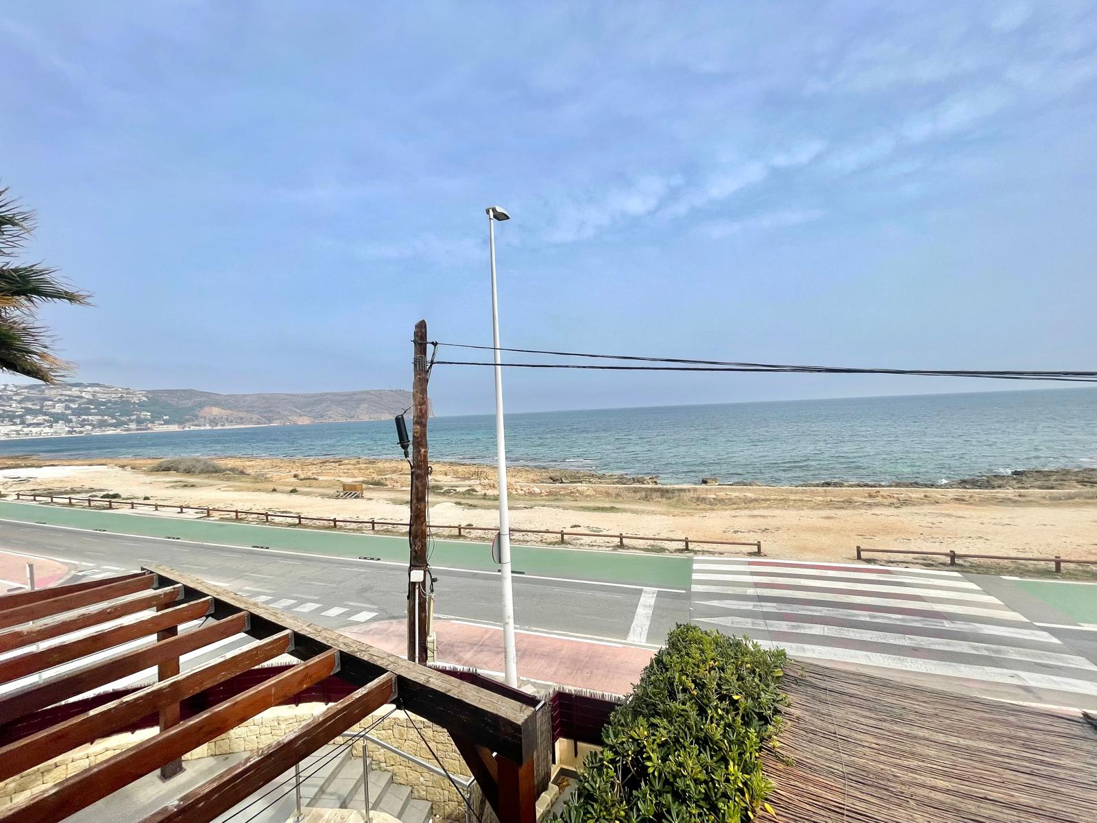 Piso de 3 dormitorios con vistas al mar en venta en Javea