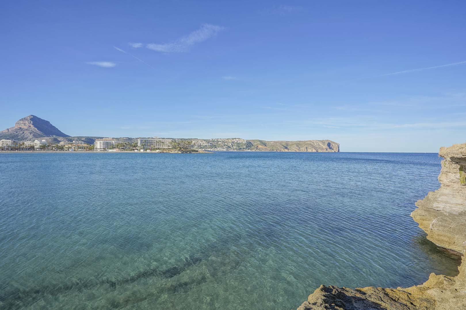 Fully renovated 3-bedroom apartment for sale in Javea just a few meters from the beach