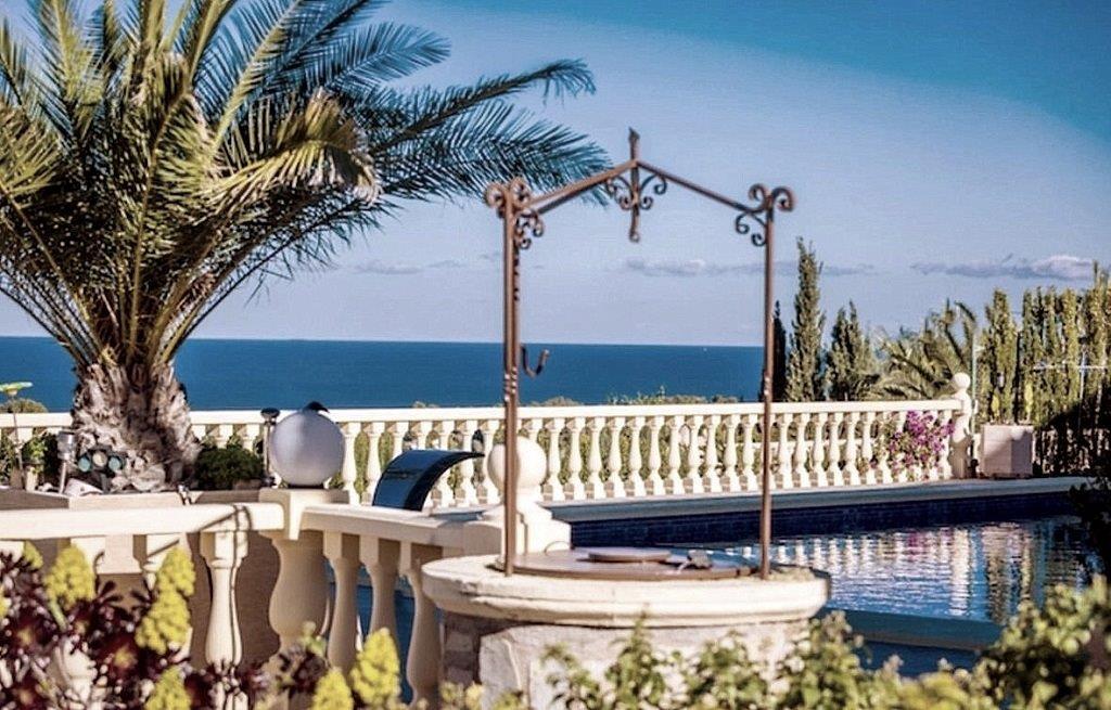 Villa en venta en javea con vistas al mar y jardín
