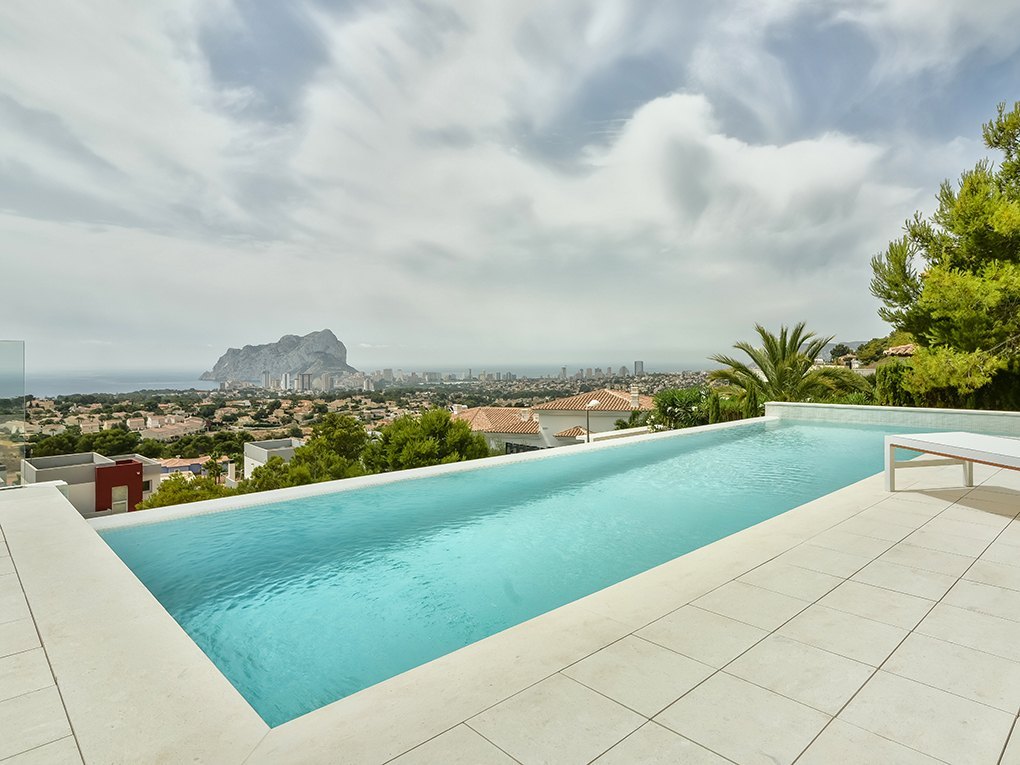 Elegant luxury villa for sale in Calpe overlooking the sea and the Peñon de Ifach