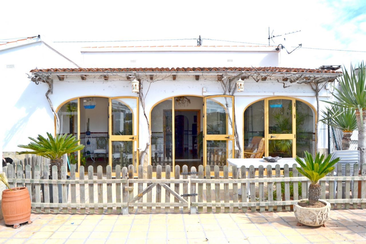 Semi-detached villa for sale in Javea with large plot