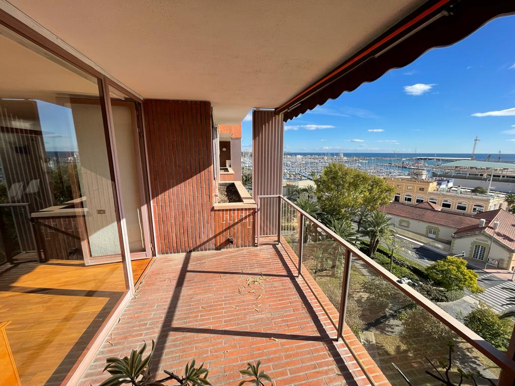 Exclusive penthouse for sale with sea views in front of the Real Club de Regatas de Alicante