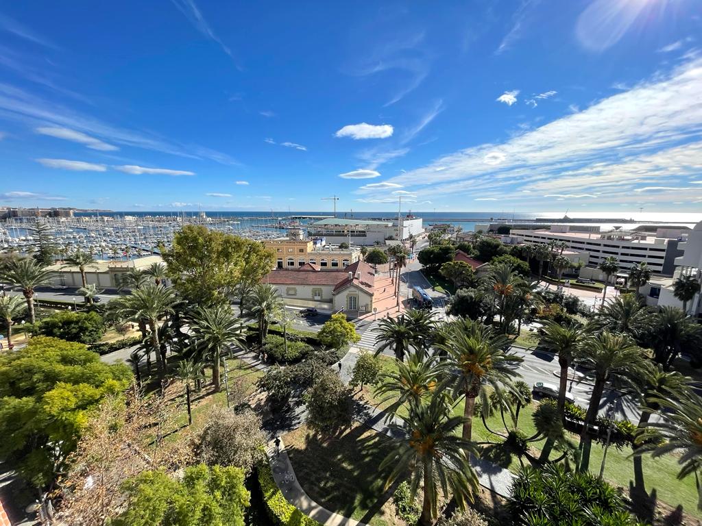 Exclusive penthouse for sale with sea views in front of the Real Club de Regatas de Alicante