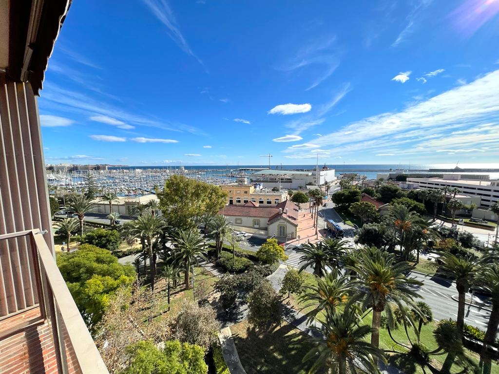 Penthouse exclusif à vendre avec vue sur la mer en face du Real Club de Regatas de Alicante