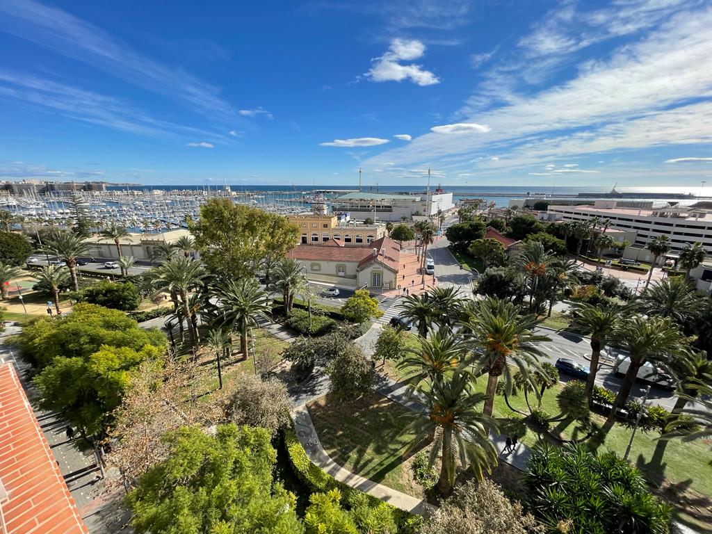 Penthouse exclusif à vendre avec vue sur la mer en face du Real Club de Regatas de Alicante