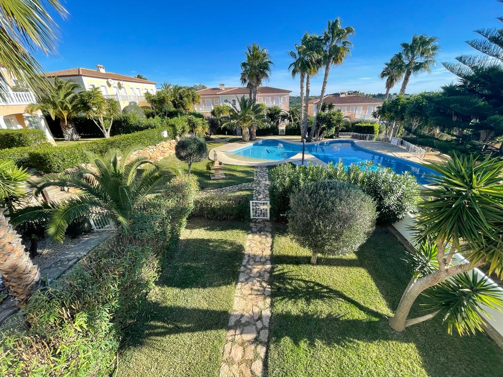 2 bedroom bungalow for sale in Calpe with garden and pool
