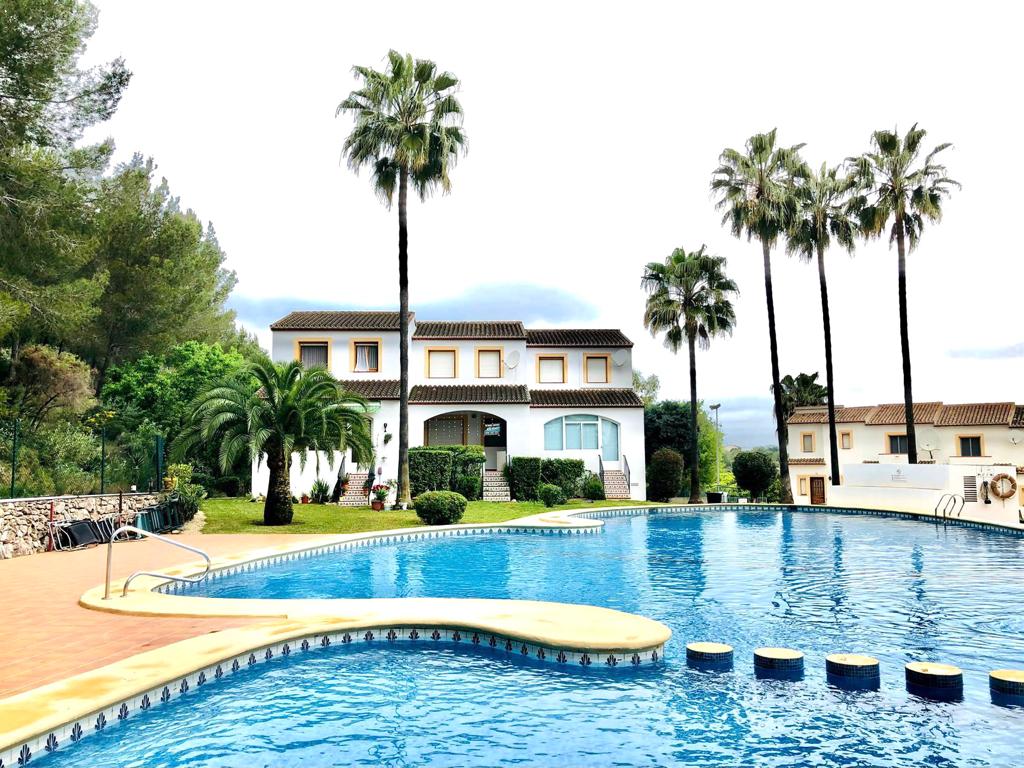 3 bedroom townhouse for sale in Pedreguer with garden and pool
