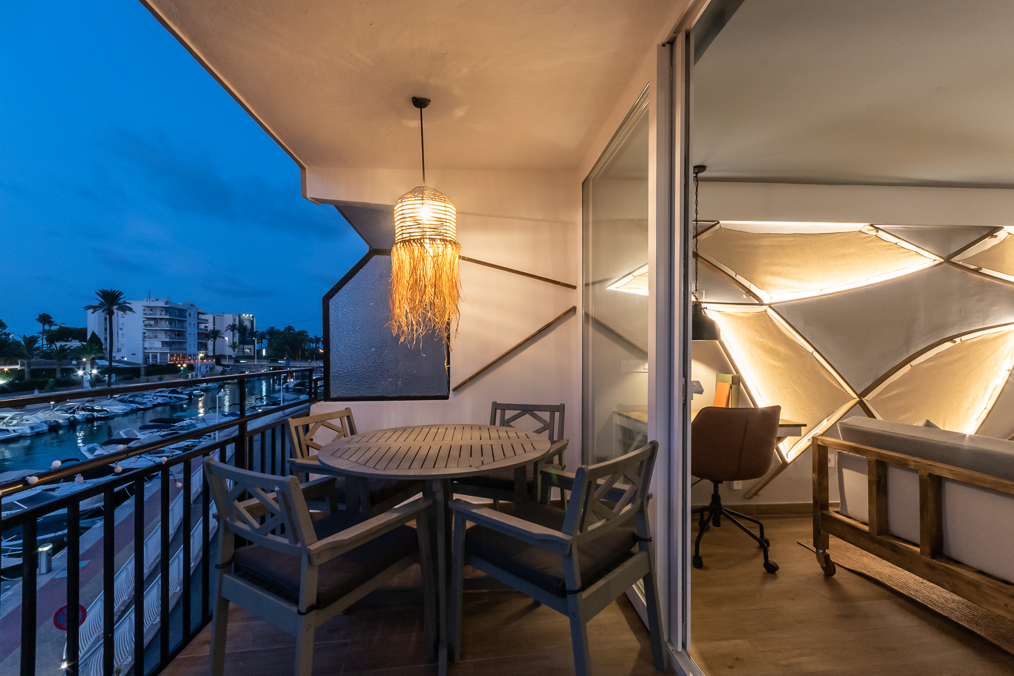 Mooi gerenoveerd appartement met uitzicht op het kanaal en honderd meter van het strand