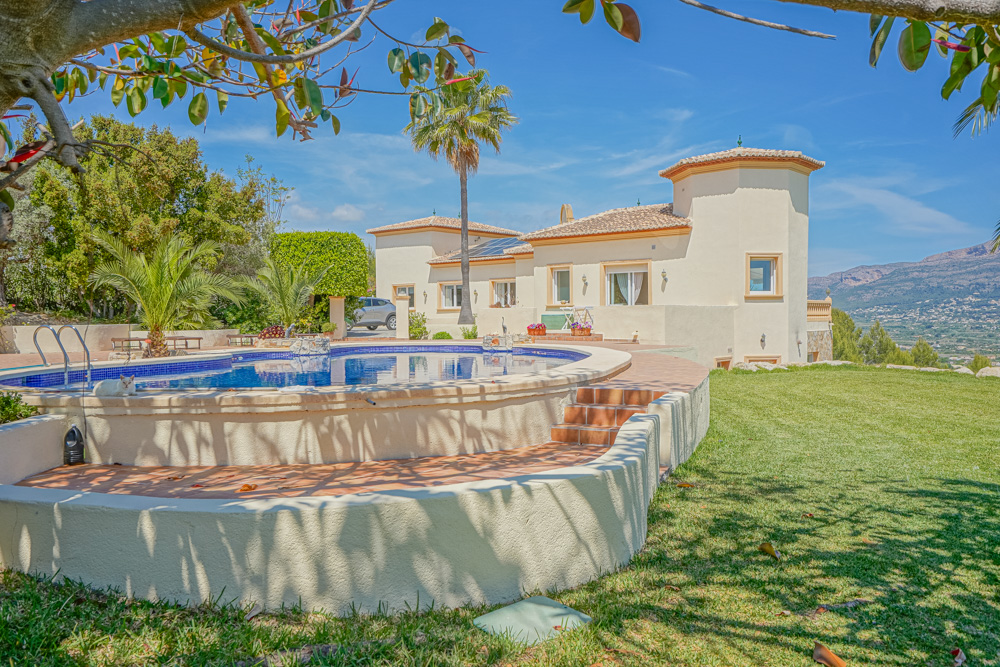 Prachtige villa met prachtig uitzicht gelegen op een groot perceel te koop in Javea
