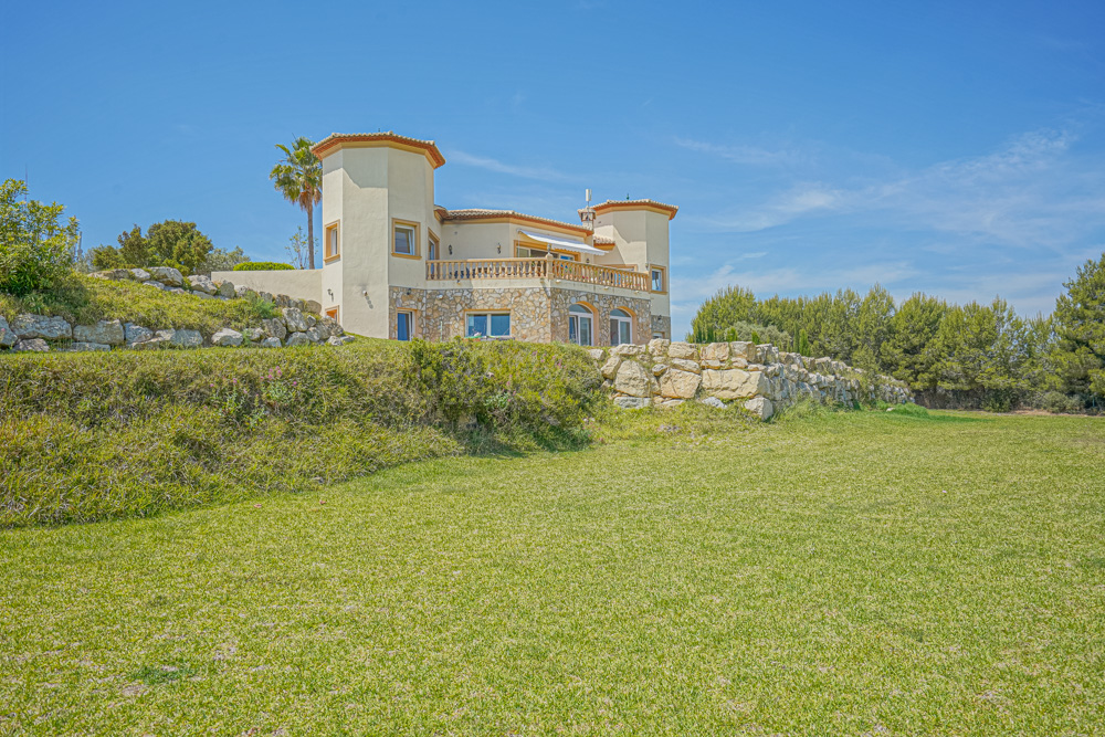 Magnífica villa con impresionantes vistas situada en una gran parcela en venta en Jávea