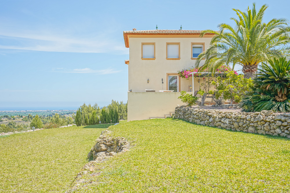 Magnificent villa with stunning views situated on a large plot for sale in Javea