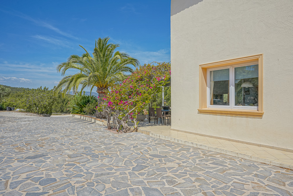 Wunderschöne Villa mit atemberaubender Aussicht auf einem großen Grundstück zum Verkauf in Javea