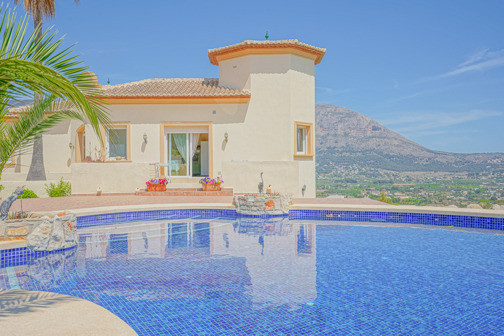 Magnificent villa with stunning views situated on a large plot for sale in Javea